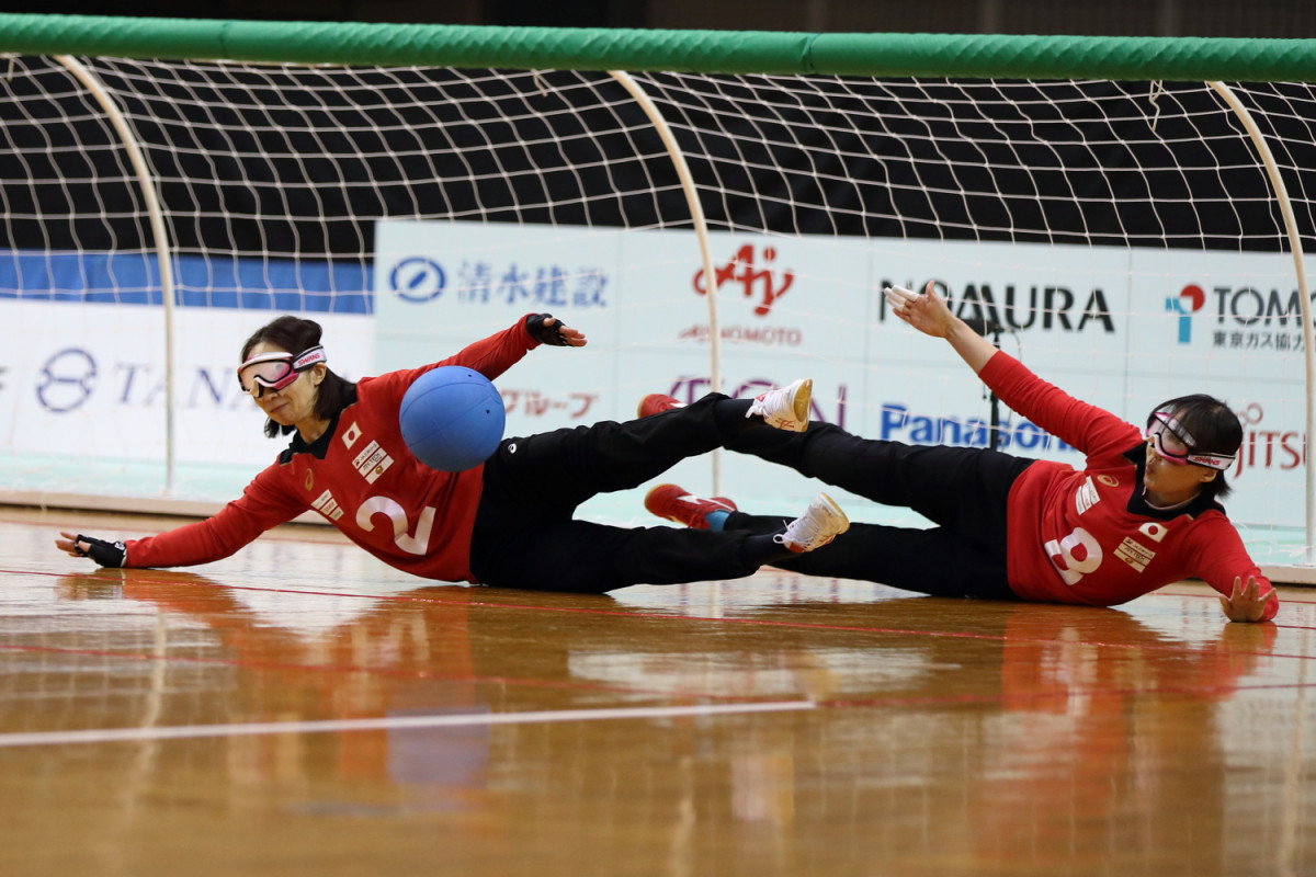 ゴールボール、相手のボールをキャッチする浦田理恵選手、視覚障がい、