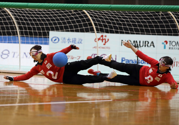 ゴールボール、相手のボールをキャッチする浦田理恵選手、視覚障がい、
