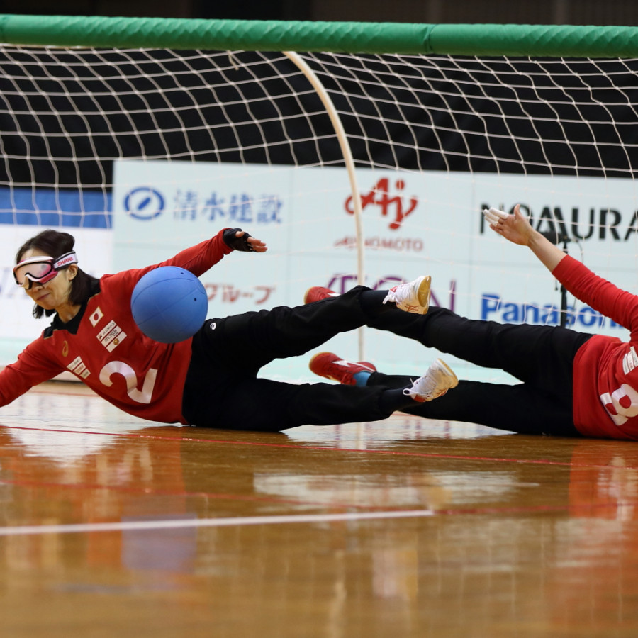 ゴールボール、相手のボールをキャッチする浦田理恵選手、視覚障がい、